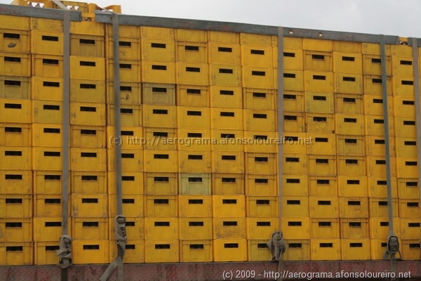 Milhares de grades de Cuca empilhadas num camião