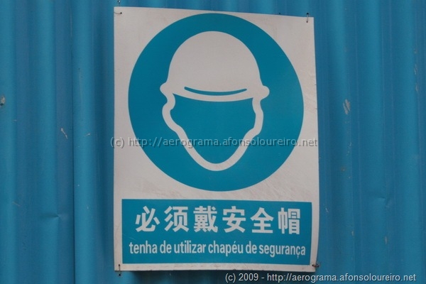 Letreiro chinês: Tenha de utilizar chapéu de segurança
