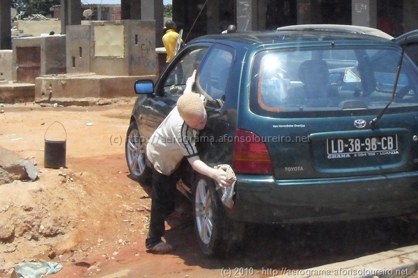 Albino a lavar um carro