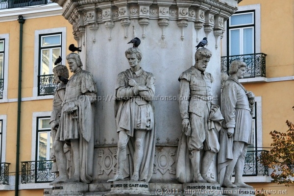 Pedestal da estátua de Camões